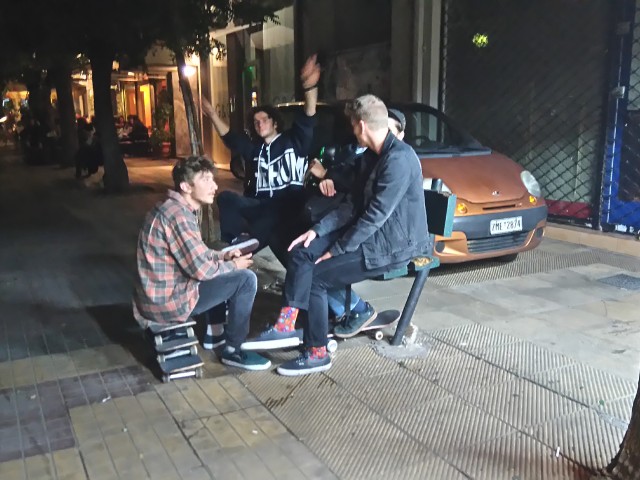 «Κι εσύ περίεργος να δεις τι έχει μέσα;»