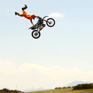 Ο Νώντας Λογοθέτης δεν φοβάται ποτέ, ούτε όταν βρίσκεται στον αέρα πάνω από τη μηχανή του! (BINTEO)