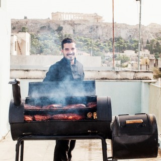 Το Mama Roux καπνίζει τα κρέατα όπως στη Νέα Ορλέανη