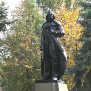 Μετέτρεψαν άγαλμα του Λένιν σε Darth Vader