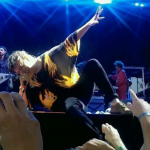 Δείτε τον Julian Casablancas με τους the Voidz να διασκευάζουν το “Girl You Know It’s True” των  Milli Vanilli