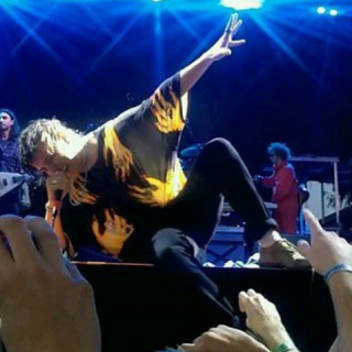 Δείτε τον Julian Casablancas με τους the Voidz να διασκευάζουν το “Girl You Know It’s True” των  Milli Vanilli