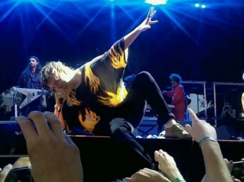 Δείτε τον Julian Casablancas με τους the Voidz να διασκευάζουν το “Girl You Know It’s True” των  Milli Vanilli