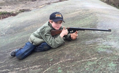 Γαλλία: Μαθητές φωτογραφήθηκαν κρατώντας όπλα