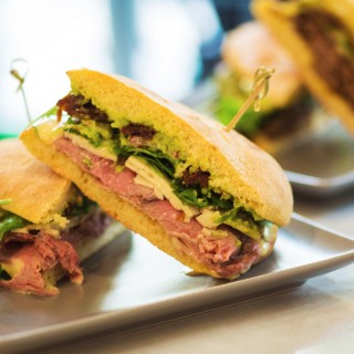 Λόλα, να ένα σάντουιτς