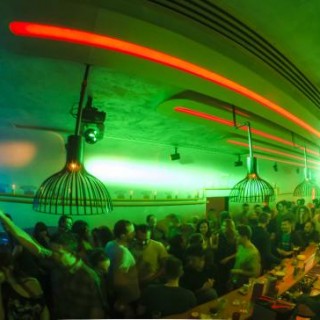 Το Pop Up έχει πια και Piso bar