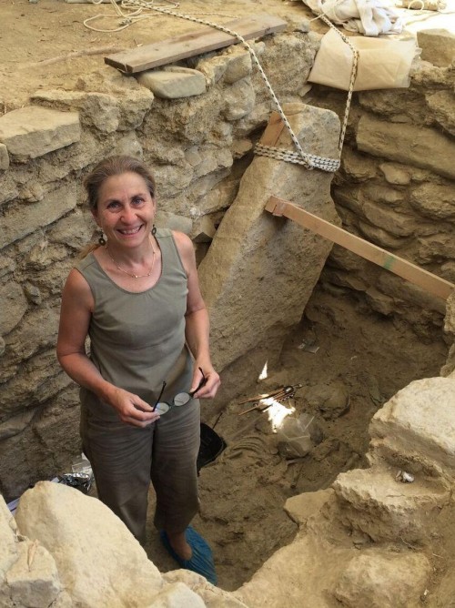 Η Σάρον Στόκερ ρίχνει φως στον «χρυσό» τάφο του πολεμιστή