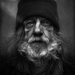 Πορτρέτα αστέγων που αποτυπώνουν την ιστορία των ανθρώπων που ζουν στον δρόμο