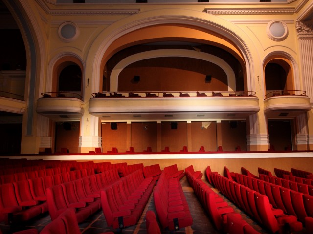 Το «Αττικόν» και ο «Απόλλων» παραμένουν ανέπαφα εσωτερικά. Βρείτε έναν τρόπο να επαναλειτουργήσουν!