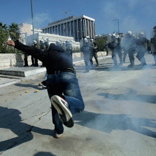 Αγρότες vs. MAT: 17 φωτογραφίες από τις μάχες σώμα σε σώμα σήμερα στο Σύνταγμα