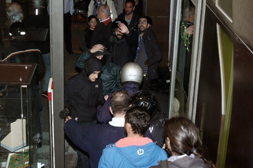 Εισβολή του Ρουβίκωνα το μεσημέρι σε συμβολαιογραφείο στο κέντρο της Αθήνας