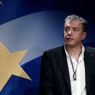 Θεοδωράκης: Κάλεσμα συμπαράστασης έξω από τη γαλλική πρεσβεία