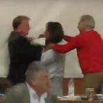 Βίντεο: Έπεσαν μπουνιές στο δημοτικό συμβούλιο Βόλου