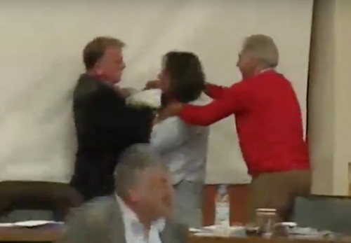 Βίντεο: Έπεσαν μπουνιές στο δημοτικό συμβούλιο Βόλου