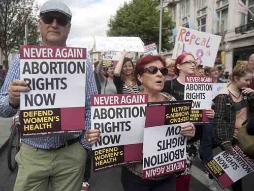 Γυναίκες στην Ιρλανδία διαμαρτύρονται μέσω Twitter για τις αμβλώσεις