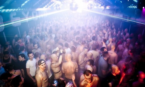 Chemsex: Η νέα μόδα που συνδυάζει ναρκωτικά και σεξ με πολλούς παρτενέρ