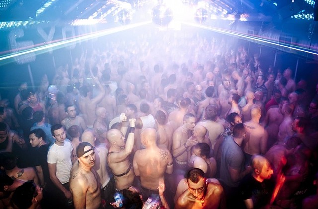 Chemsex: Η νέα μόδα που συνδυάζει ναρκωτικά και σεξ με πολλούς παρτενέρ