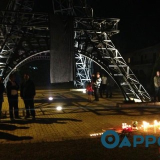 Ο Πύργος του Άιφελ στα Φιλιατρά στέκεται «αλληλέγγυος» στο Παρίσι