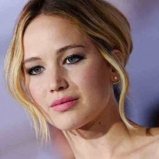 Η Τζένιφερ Λόρενς δίπλα στα μικρά παιδιά του Κεντάκι