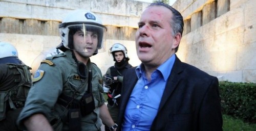 Επίθεση δέχτηκε στο Σύνταγμα ο βουλευτής της Νέας Δημοκρατίας Γιώργος Κουμουτσάκος
