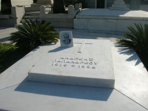 Βεβήλωσαν τον τάφο του Ανδρέα Παπανδρέου