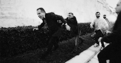 Ο Κουμουτσάκος αφιερώνει U2 στην Ελληνική Αστυνομία