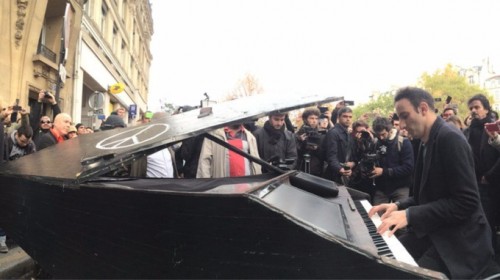 Μουσικός παίζει έξω από το θέατρο Μπατακλάν το Imagine του Τζον Λένον