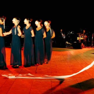 Ένα χριστουγεννιάτικο ηφαίστειο σκάει στ’ αρχαία ελληνικά