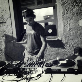 O Manu μας προσκαλεί στο The Day After, το ηλεκτρονικό Σαββατιάτικο πάρτι του Ρομάντσο