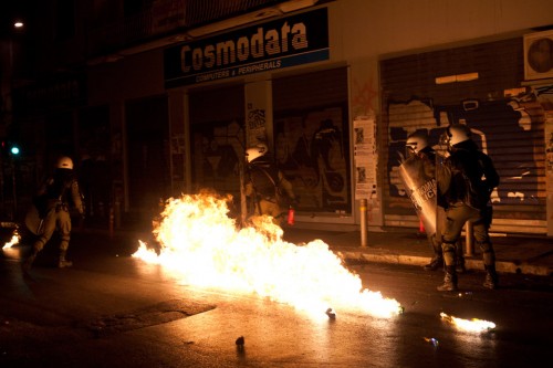 Εξάρχεια: 13 συλλήψεις και 26 προσαγωγές για τα επεισόδια στην πορεία μνήμης για τον Γρηγορόπουλο (ΕΙΚΟΝΕΣ)