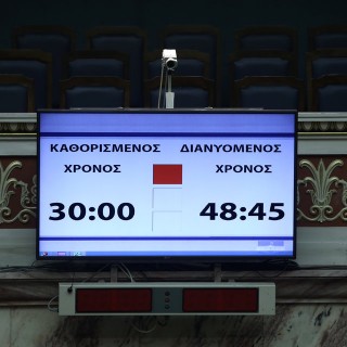 Με αντιπαράθεση για το χρόνο συνεδρίασης ξεκίνησε η συζήτηση για τα προαπαιτούμενα στη βουλή