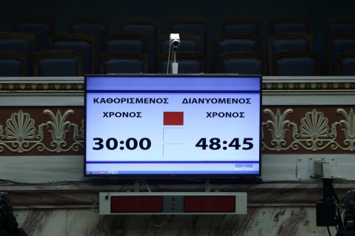 Με αντιπαράθεση για το χρόνο συνεδρίασης ξεκίνησε η συζήτηση για τα προαπαιτούμενα στη βουλή