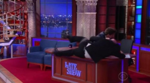 O Μπρους Γουίλις πλακώνει στο ξύλο τον Στίβεν Κόλμπερτ!