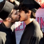 Ντύθηκαν παπάδες και φιλήθηκαν μπροστά στη Μητρόπολη