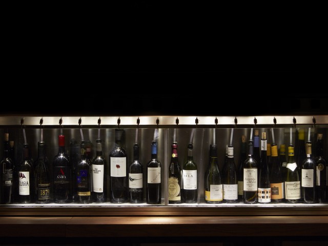 H Popaganda σας κάνει δώρο ένα μπουκάλι γαλλικό κρασί στο wine bar By the glass στο Σύνταγμα