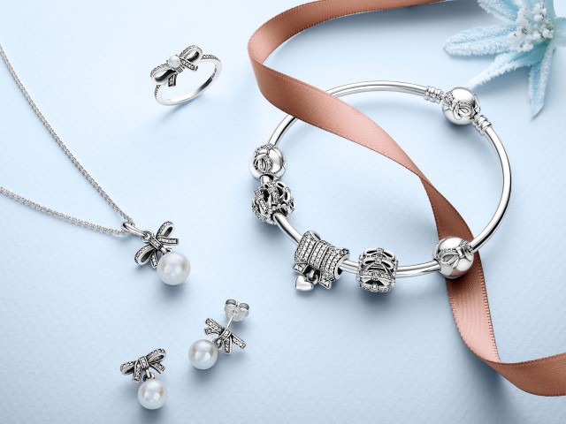 Αυτά τα Χριστούγεννα, χάρισε μια στιγμή με σύμβολα PANDORA!