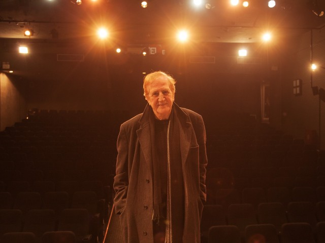 Δηλαδή εσείς νομίζετε ότι ο Γιώργος Κωνσταντίνου σκέφτεται τον «Αντωνάκη» και συγκινείται;