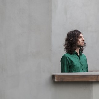 Ο Λευτέρης Μουμτζής γράφει μουσική που είναι ταυτόχρονα αισιόδοξη και μελαγχολική