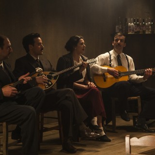 Τι γίνεται πίσω απ’ το πάλκο του Ουζερί Τσιτσάνης;