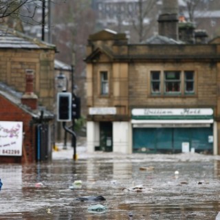 Πρωτοφανείς πλημμύρες πλήττουν τη βόρεια Αγγλία – Συμμετοχή του στρατού στις επιχειρήσεις διάσωσης