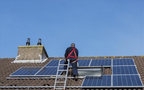 Ντουμπάι: Ηλιακοί συλλέκτες σε κάθε κτίριο έως το 2030