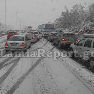 Ουρές χιλιομέτρων στην εθνικη οδό Αθηνών-Θεσσαλονίκης λόγω κακοκαιρίας