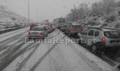 Ουρές χιλιομέτρων στην εθνικη οδό Αθηνών-Θεσσαλονίκης λόγω κακοκαιρίας