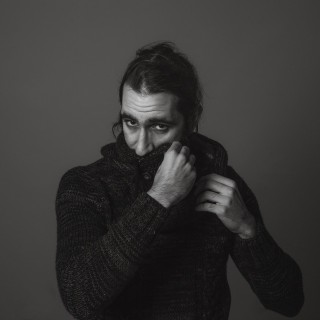 Χάρης Φραγκούλης: «Αν ζούσαμε τις ζωές μας σαν ήρωες μυθιστορήματος, δεν θα είχαμε ανάγκη να παίξουμε θέατρο»