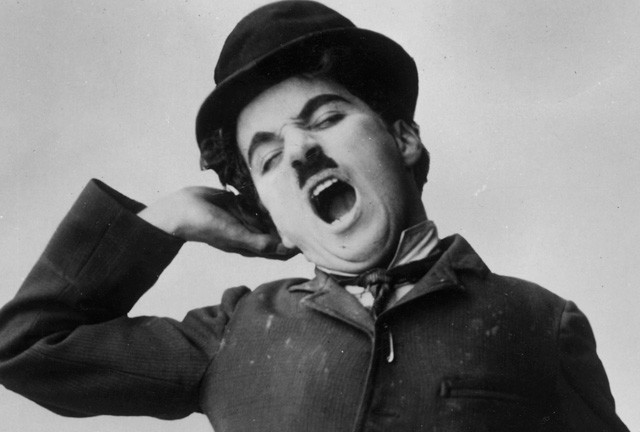 Στις 2 Φεβρουαρίου του 1914 κάνει την πρώτη του κινηματογραφική εμφάνιση ο Τσάρλι Τσάπλιν