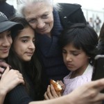 Η Βανέσα Ρεντγκρέιβ στο κέντρο φιλοξενίας προσφύγων στον Ελαιώνα (ΕΙΚΟΝΕΣ)