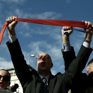 Είναι γάτα, είναι γάτα, ο διαδηλωτής με τη γραβάτα