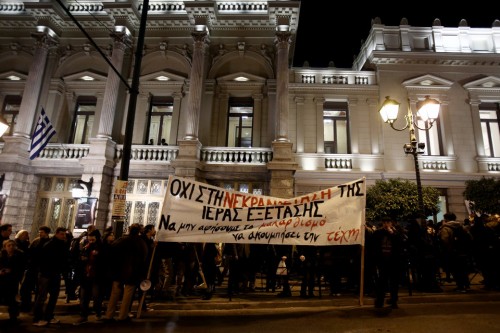 Φωτογραφίες από τη συγκέντρωση διαμαρτυρίας έξω από το Εθνικό Θέατρο