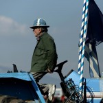 Αγρότες απέκλεισαν την παλαιά εθνική οδό Πατρών–Αθηνών, κοντά στο Αίγιο