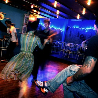 Γιατί η Αθήνα δεν ακολουθεί το παράδειγμα του Άμστερνταμ;